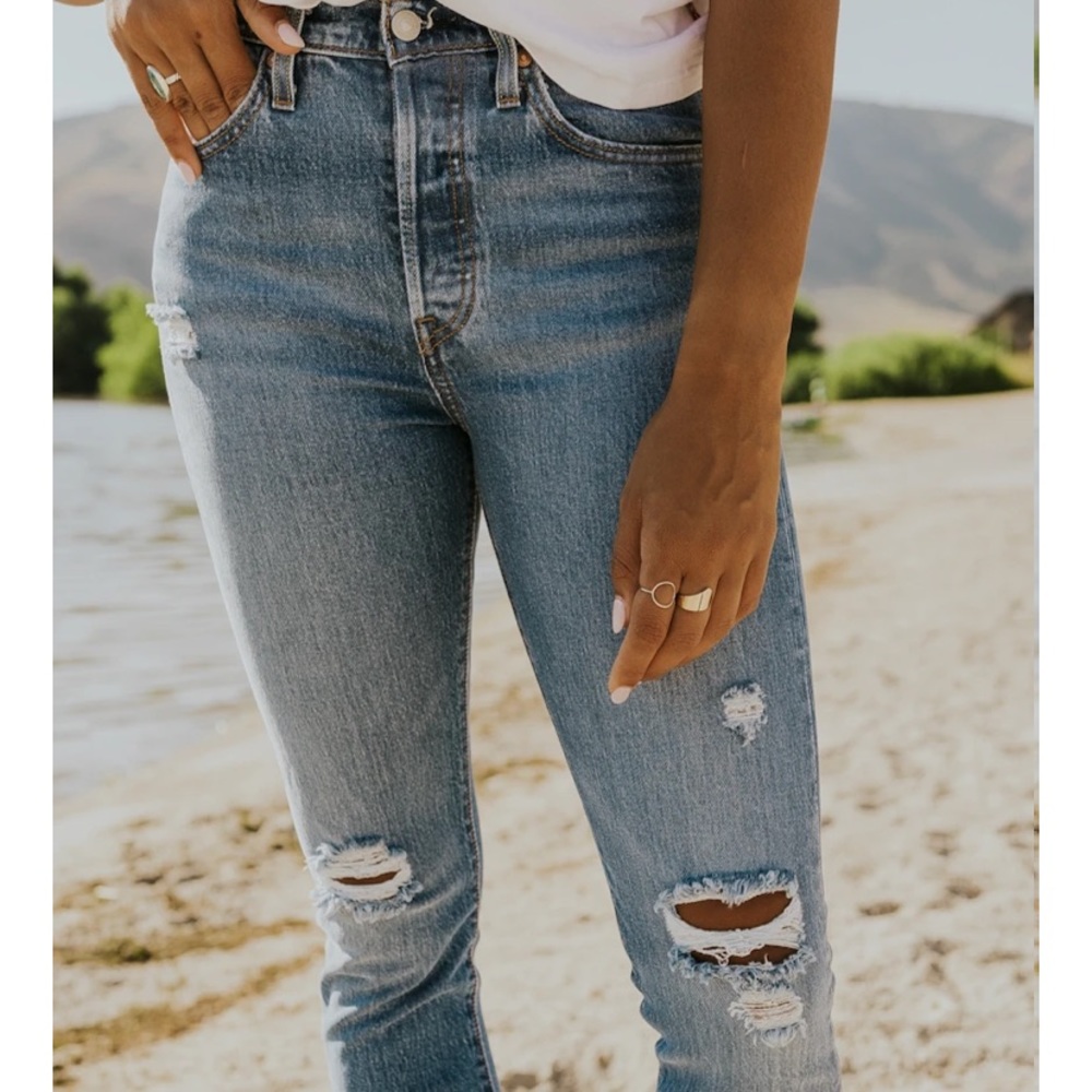 Levi’s wedgie medium wash jeans